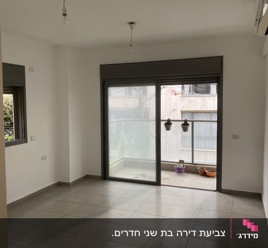 חדר ריק עם קירות לבנים ותקרה לבנה